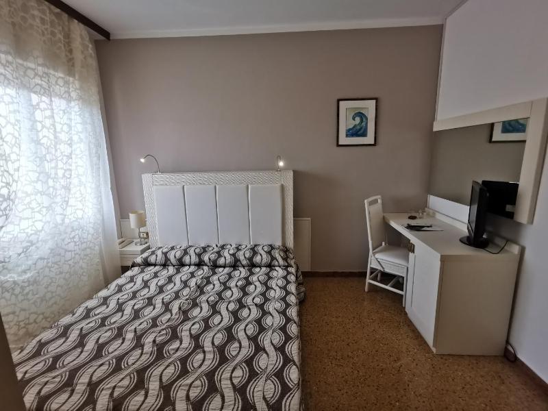 Single Room with Bath image 3