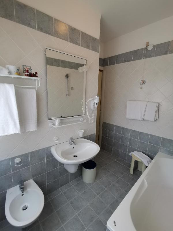 Single Room with Bath image 4