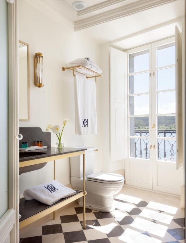 Deluxe Double Room with River View image 3