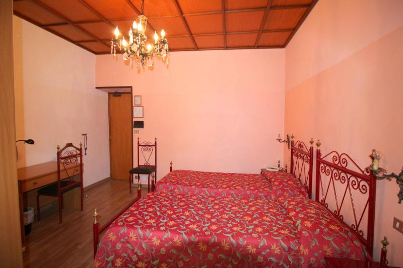 Twin Room image 4