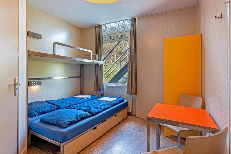 Twin Room with Bunk Beds and Private Bathroom image 2