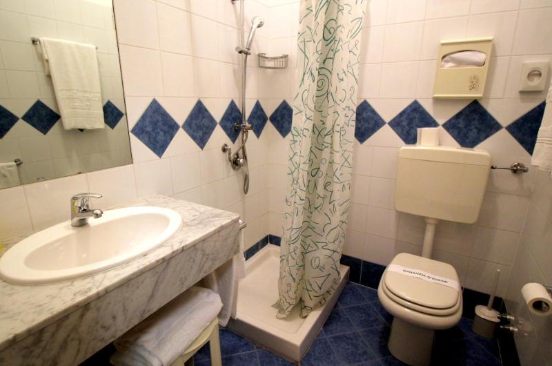 Twin Room image 3