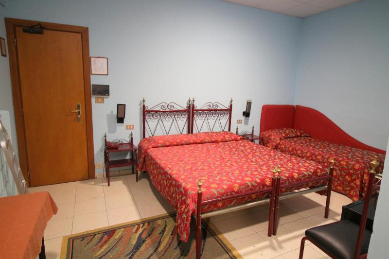 Twin Room image 2