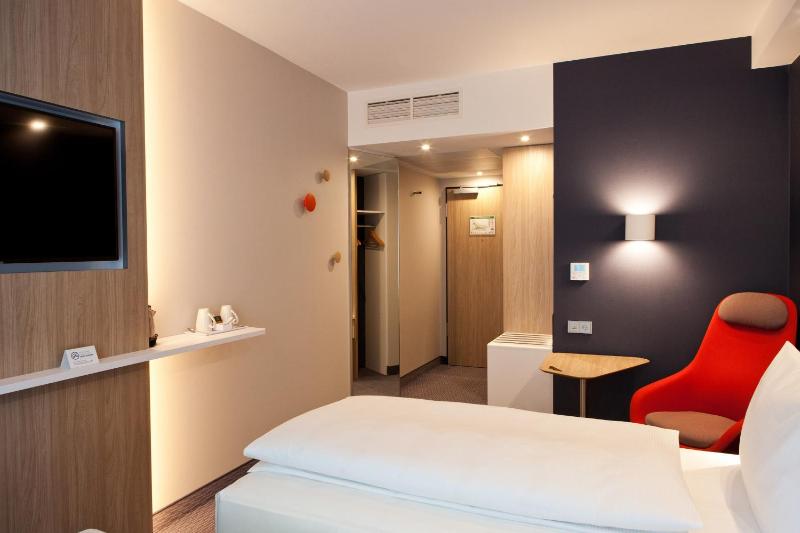 Standard Twin Room image 4