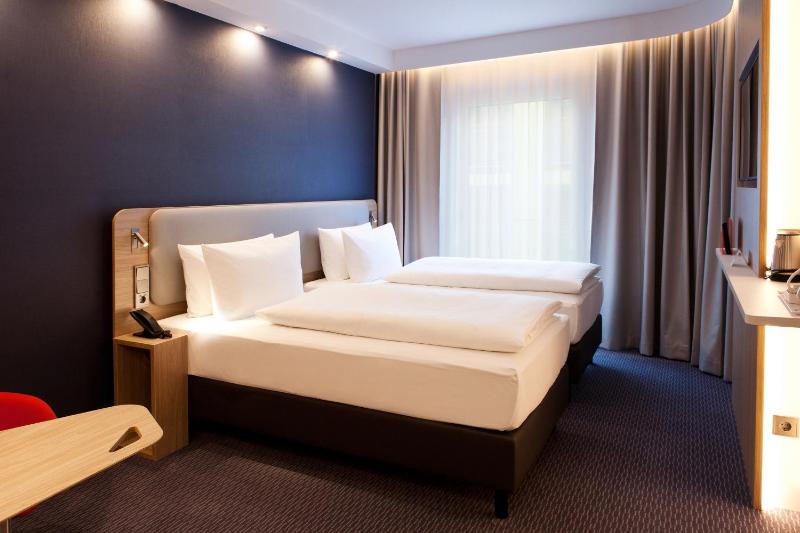 Standard Twin Room image 3