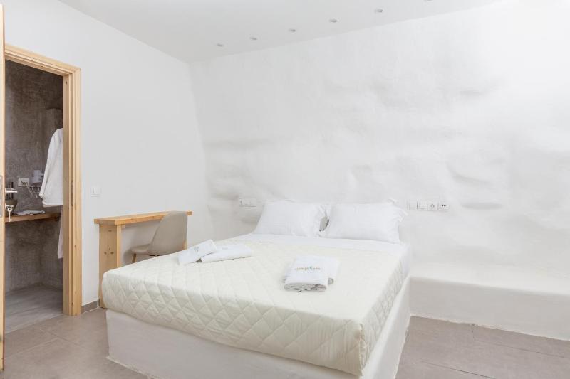 Standard Double or Twin Room with Balcony image 2