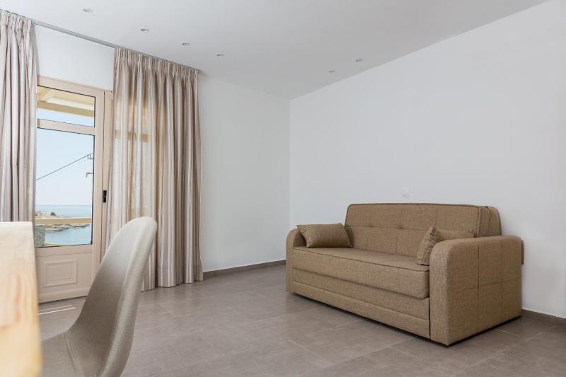 Superior Room with side sea view and mini plunge pool image 2