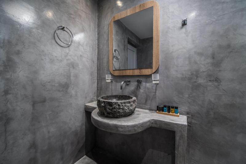 Elegant Suite with Hot Tub image 3