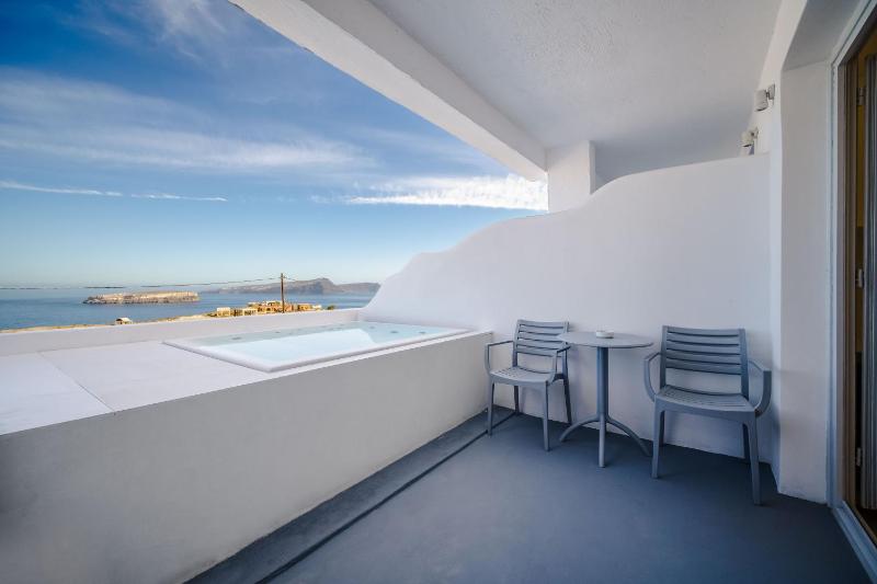 Elegant Suite with Hot Tub image 4