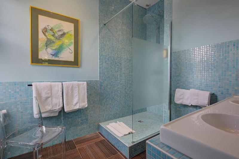 Double Suite with City View - Second Floor image 3