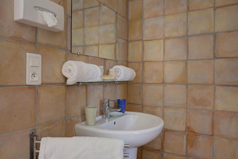 Double Room with Garden View image 3