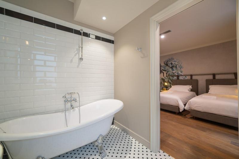 Deluxe Double or Twin Room image 4