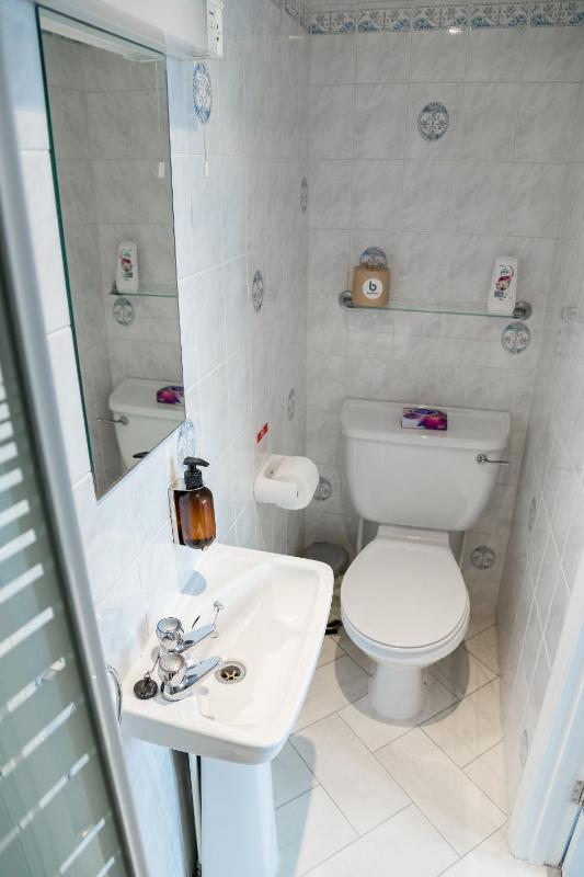 Kingsway Guesthouse - A selection of Single Double and Family Rooms in a Central Location - image 5