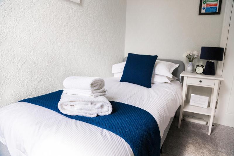Single Room with Private External Bathroom image 1