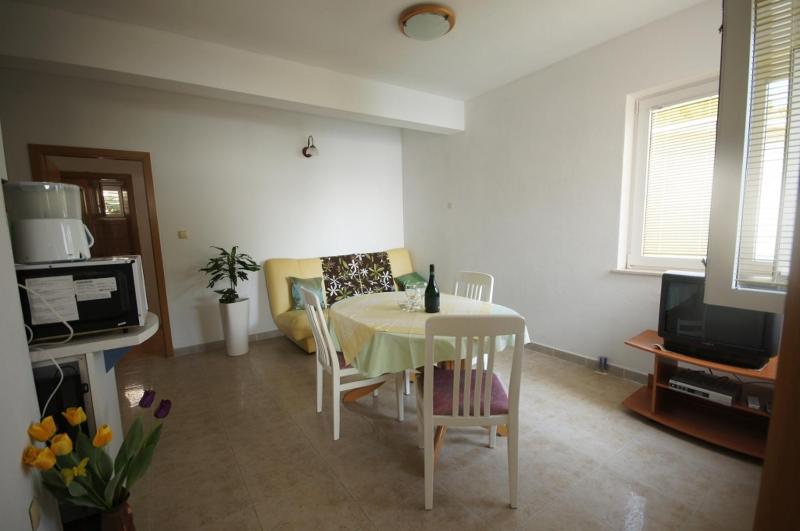 Apartment 75-5 - image 19