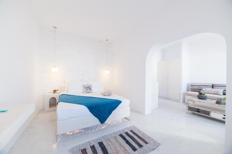 Superior Suite with pool view image 1