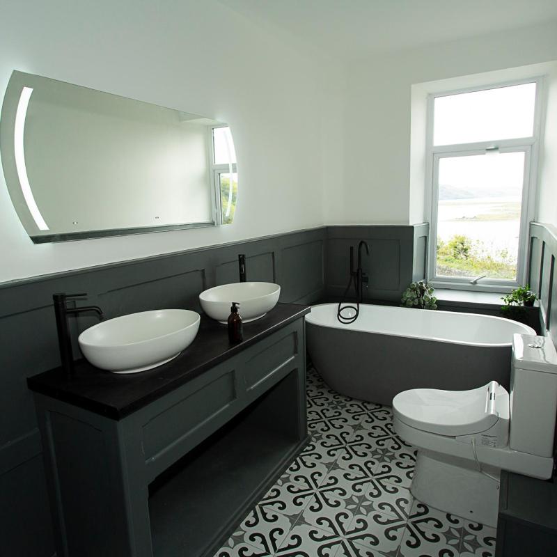 Deluxe Double Room with Bath image 3