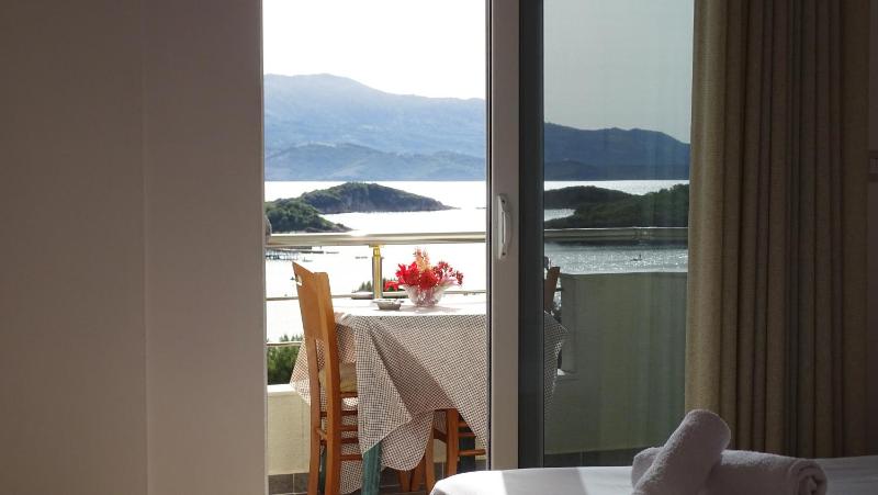 Deluxe Double Room with Balcony and Sea View image 3
