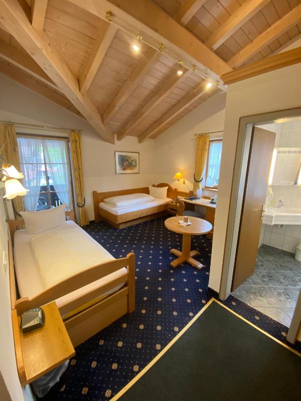 Twin Room with Balcony image 1