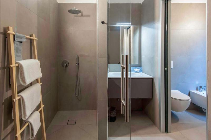 Deluxe Quadruple Room image 4
