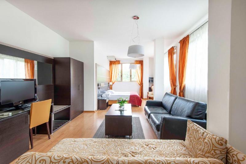 Deluxe Quadruple Room image 3