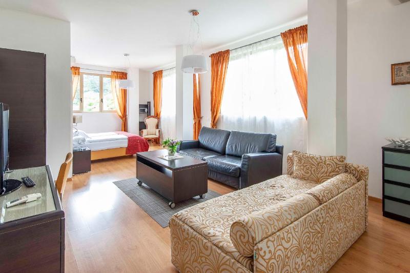 Deluxe Quadruple Room image 2