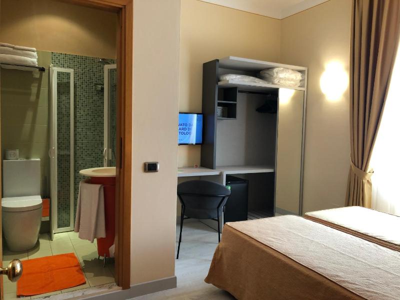 Double or Twin Room image 3