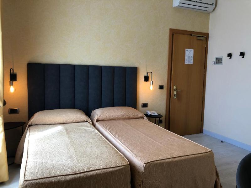 Double or Twin Room image 4