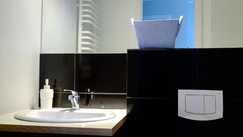 Victus Apartamenty Kamienica Grottgera by Noclegi Renters - image 9