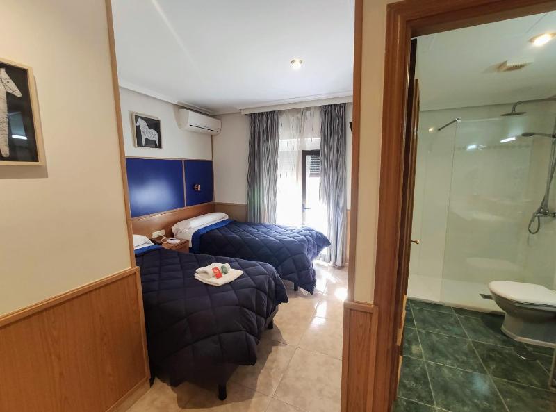 Double Room with Balcony image 4