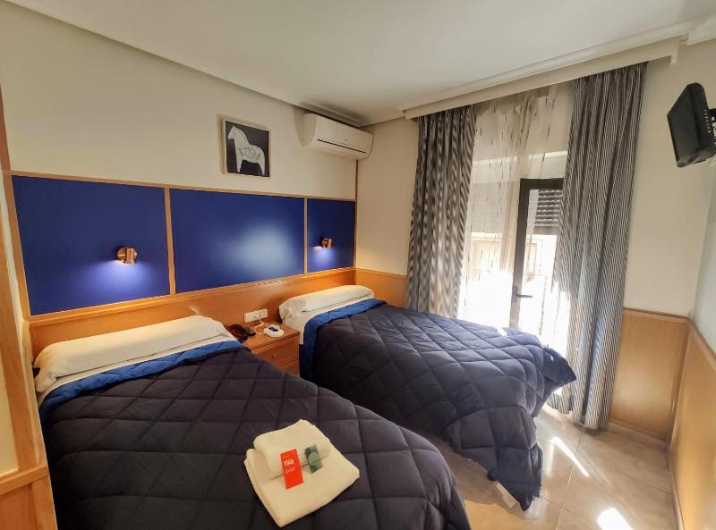 Double Room image 4