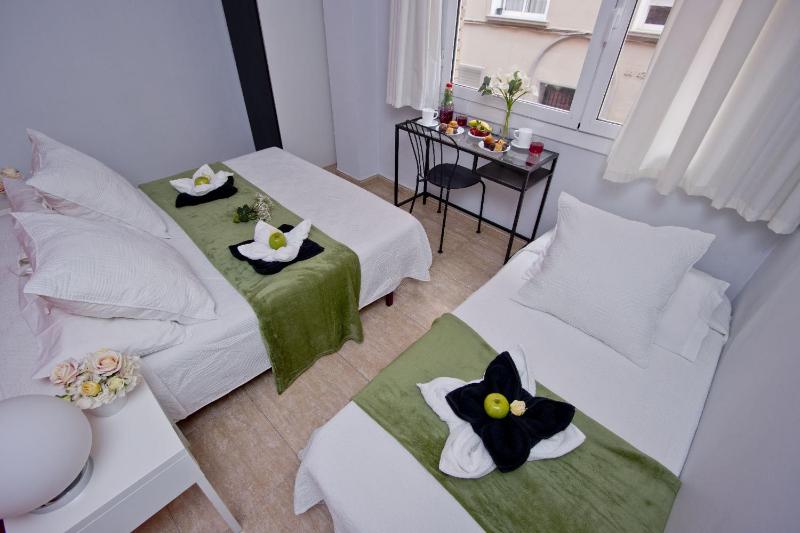 Barcelona City North Hostal - image 15