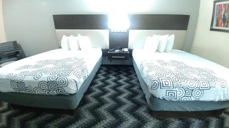 Double Room with Two Double Beds - Non-Smoking-Ground Floor image 3