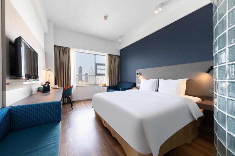 Queen Room - Accessible image 2