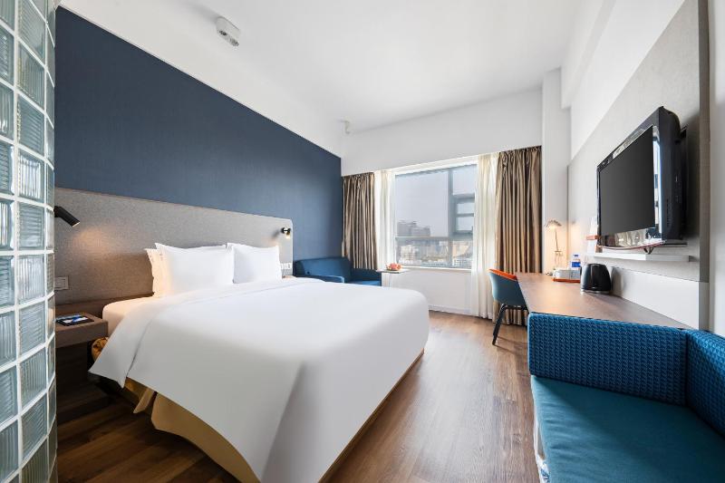 Queen Room - Accessible image 1