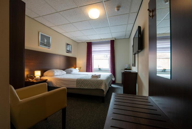 Standard Double Room image 3
