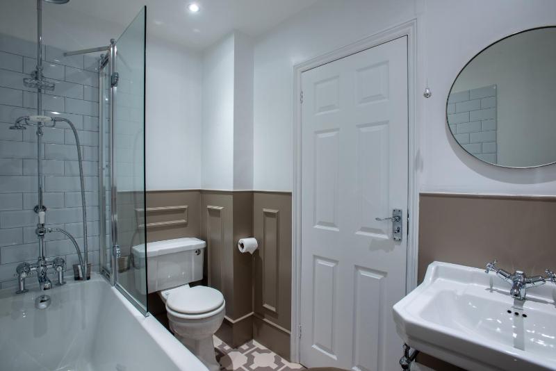 Superior Double Room with Side Sea View image 4