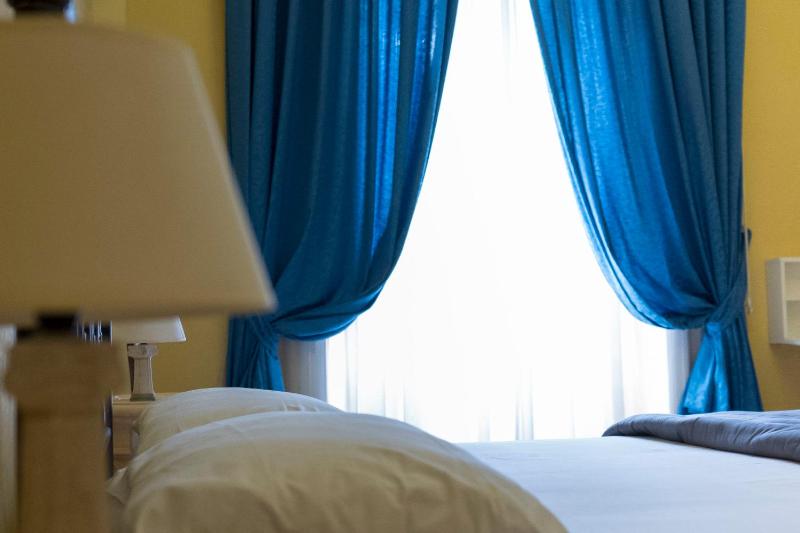 Double Room with Balcony image 4