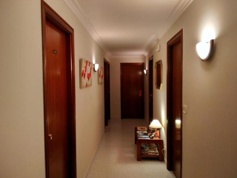 Twin Room image 4
