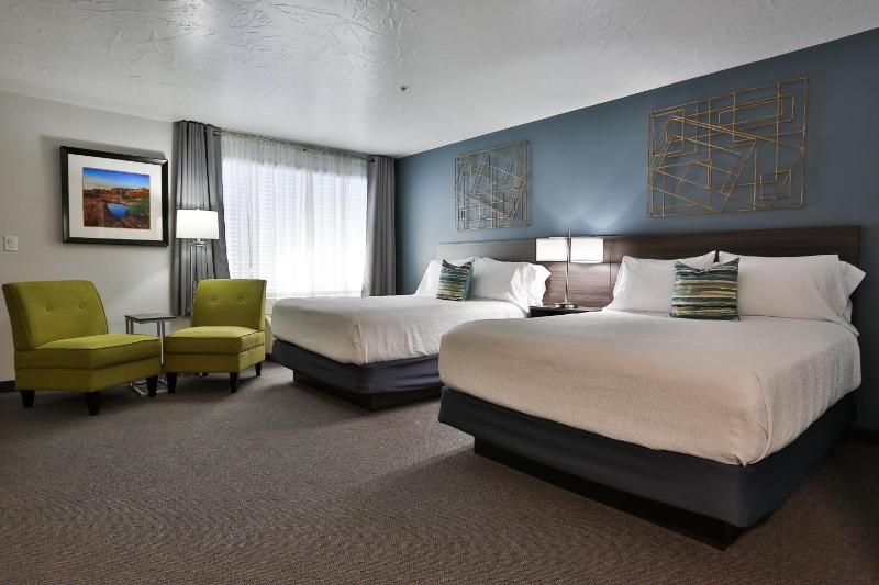Deluxe Suite with Two Queen Beds image 4