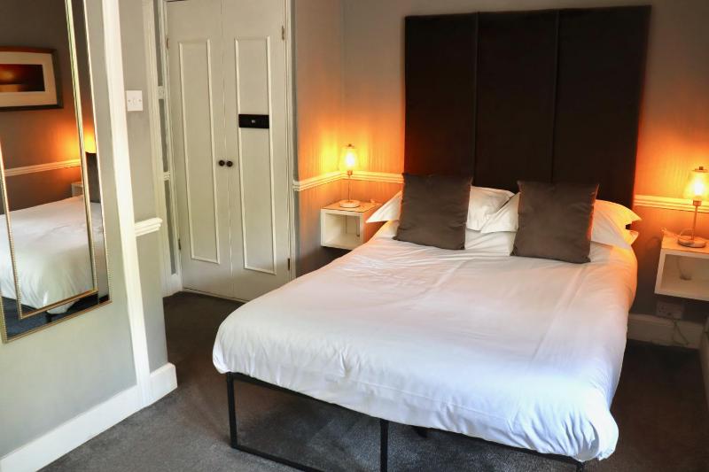 Deluxe Double Room with Balcony image 4