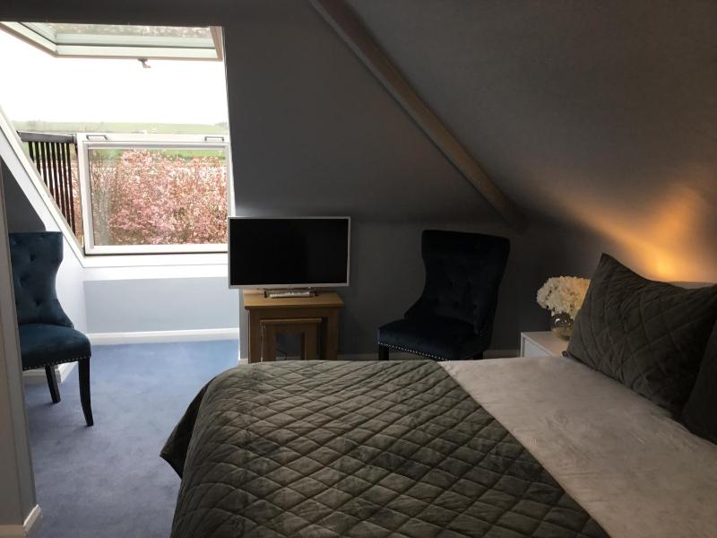 Attic Room 7  image 2