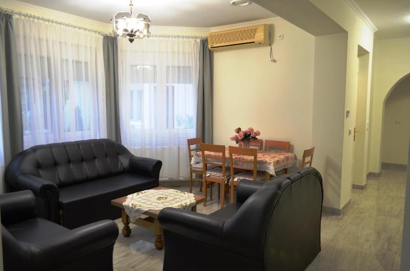 Henrietta - Violetta Apartman - image 11