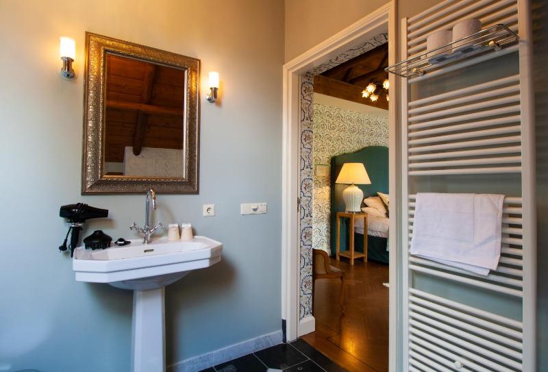 Large Double Room image 3