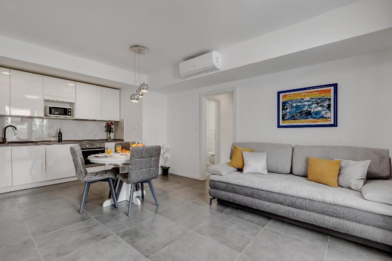 Apartment with Mountain View image 1