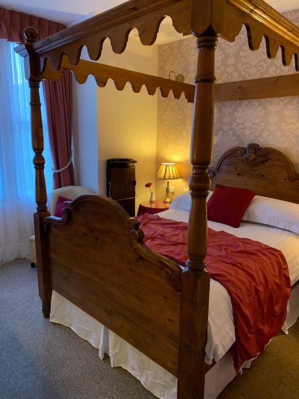 Superior Four-Poster Double Room image 1