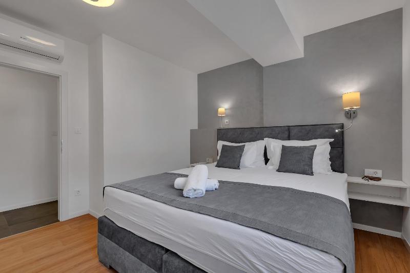 Apartment with Mountain View image 4