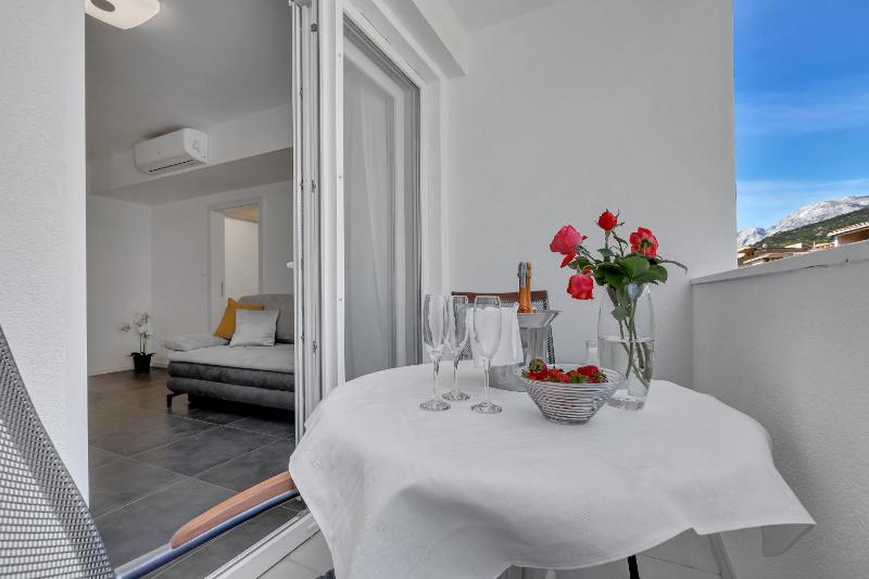 Apartment with Mountain View image 2