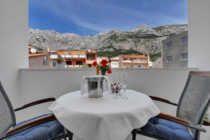 Apartment with Mountain View image 3