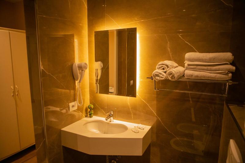 Deluxe Triple Room with Balcony image 1